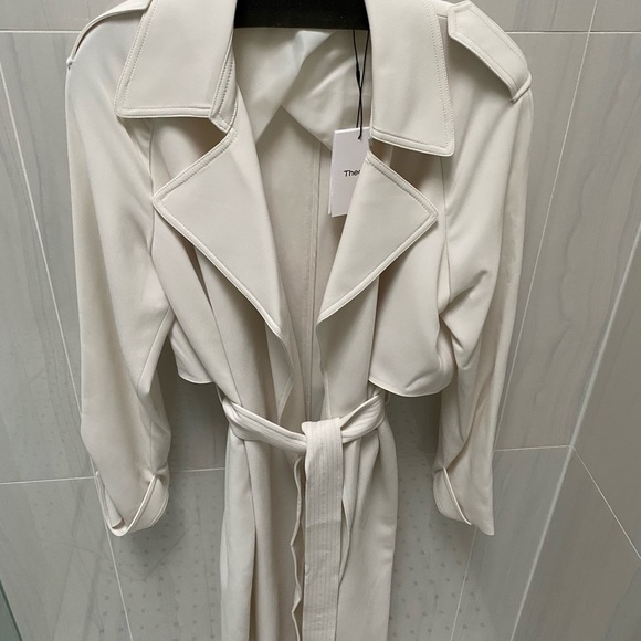 NWT soft white Theory belted “perfect raglan trench” coat - Picture 3 of 16